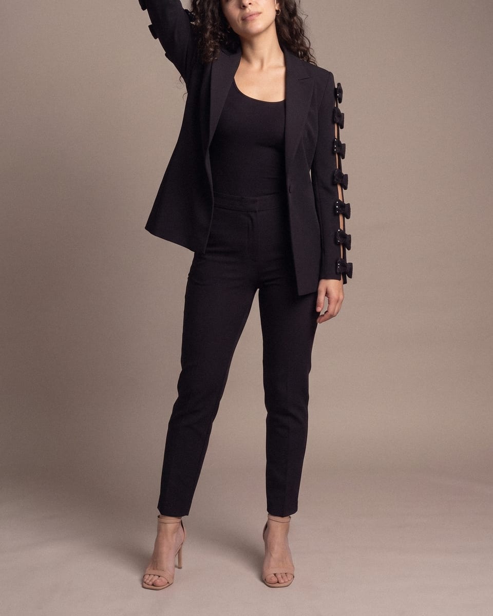 Blazer à nœuds ajourés, noir, porté, bras levé, manche