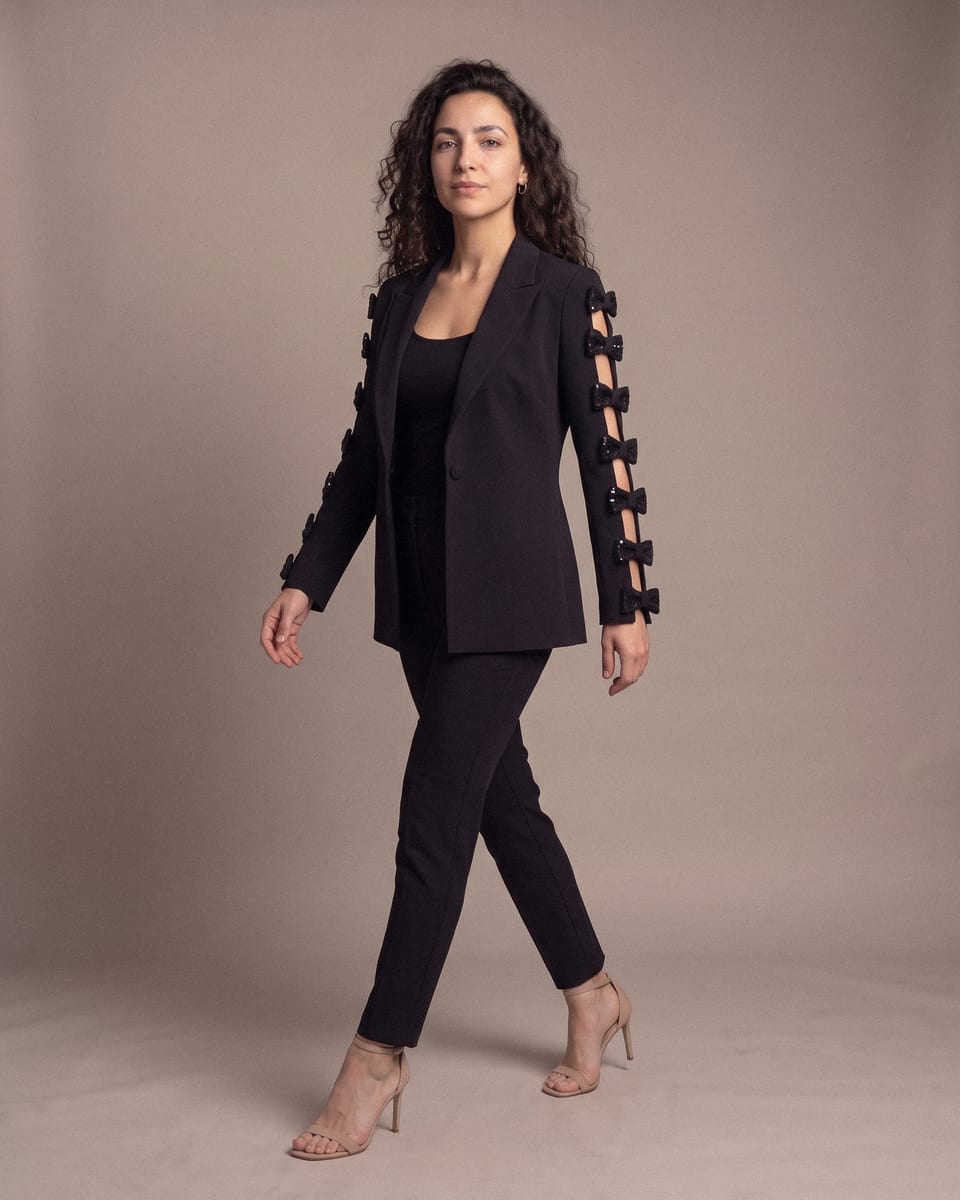 Blazer à nœuds ajourés, noir, porté, marche en diagonale