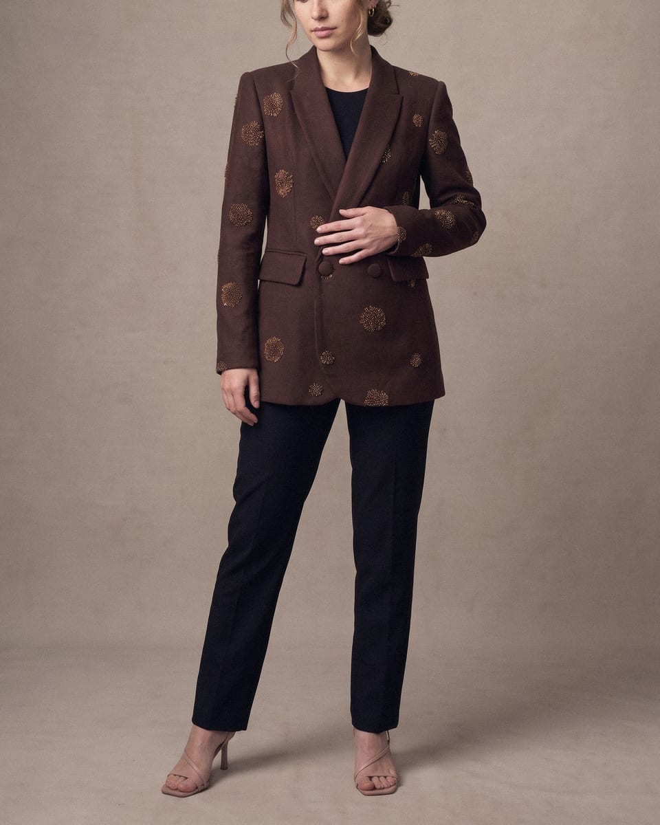 Blazer brodé fleurs d'or, marron, porté, taille, main posée