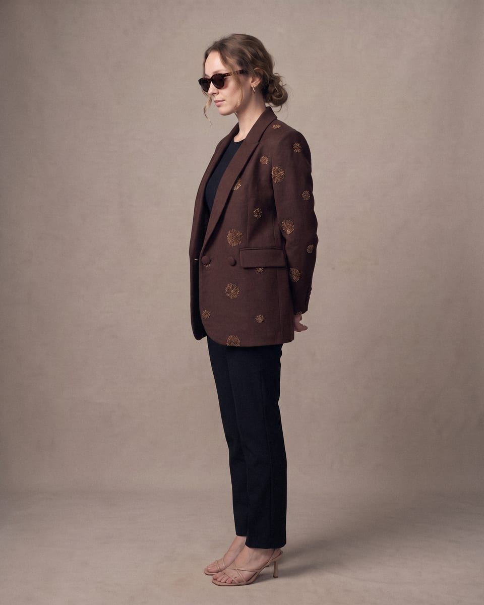 Blazer brodé fleurs d'or, marron, porté, profil, tête baissée