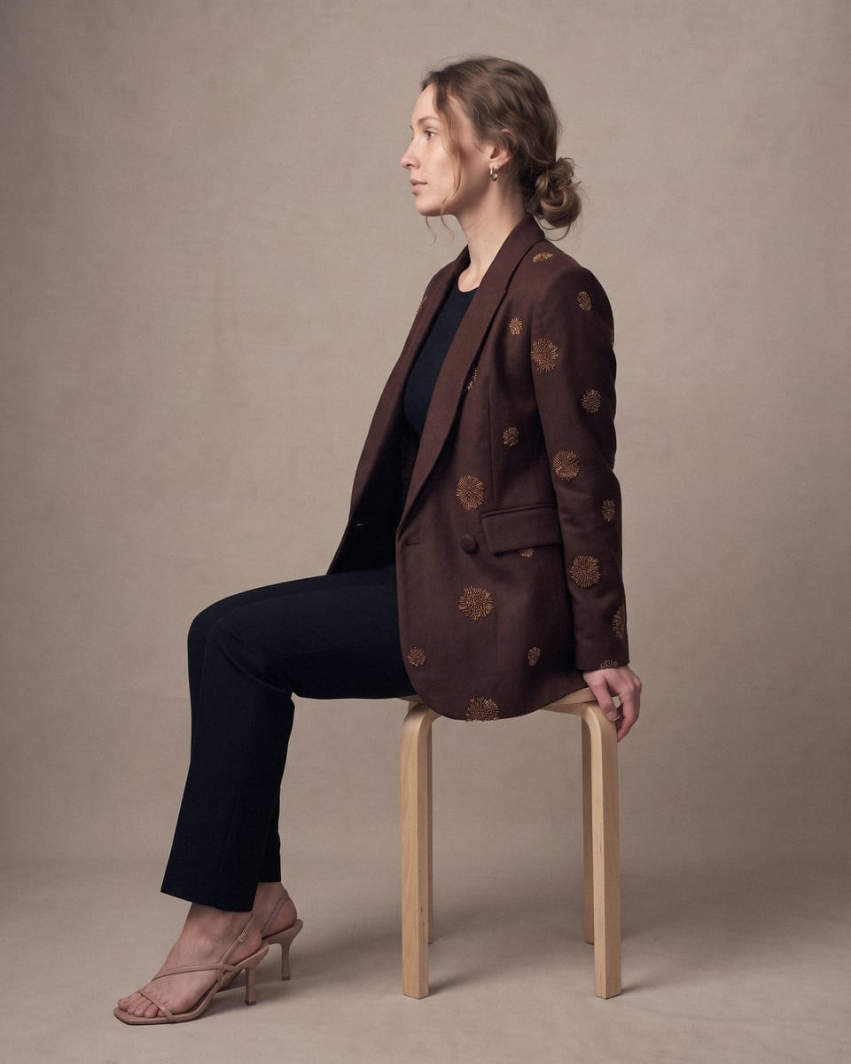 Blazer brodé fleurs d'or, marron, porté, assise de profil