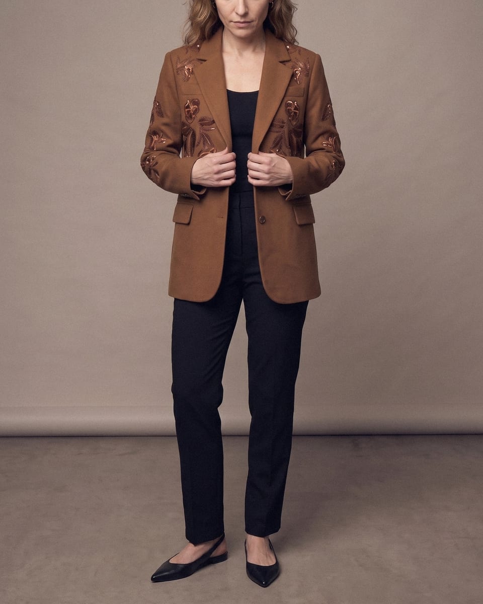 Blazer brodé ton sur ton, caramel, porté, mains aux revers