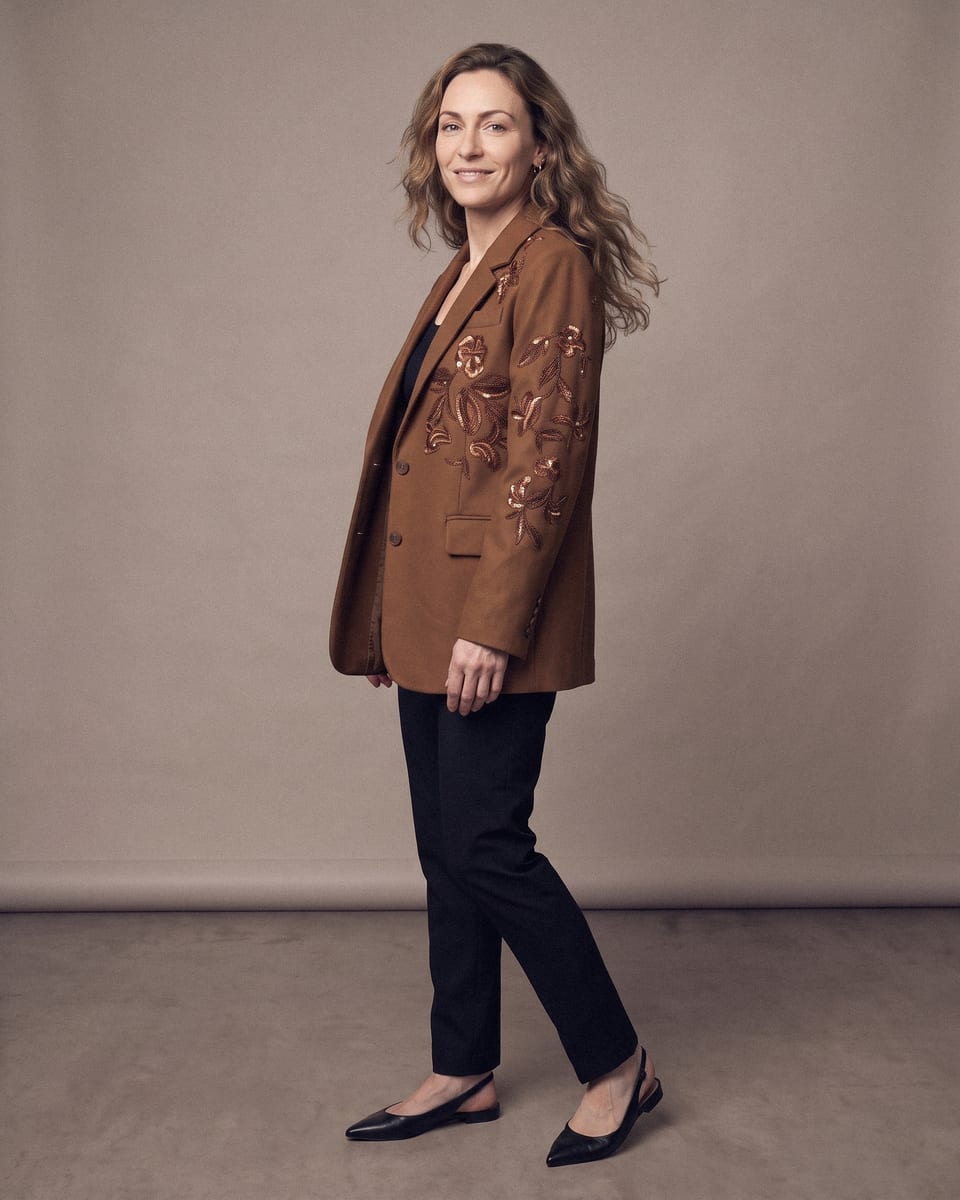 Blazer brodé ton sur ton, caramel, porté, tourne la tête, cheveux en mouvement