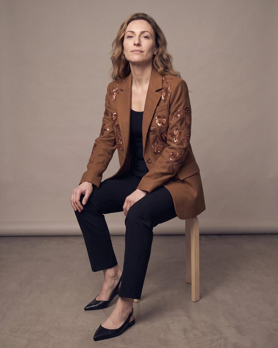 Blazer brodé ton sur ton, caramel, porté, assise penchée en avant