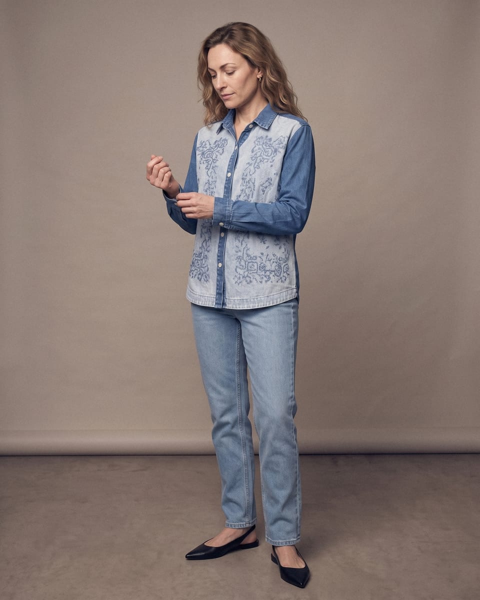 Chemise en jean brodée, bleu, portée, ajuste sa manche