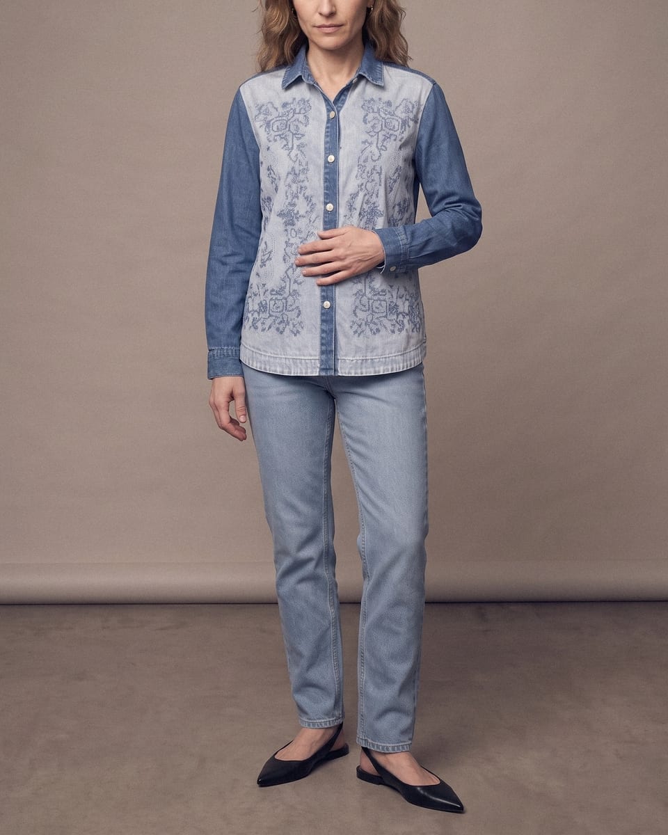 Chemise en jean brodée, bleu, portée, taille, main posée