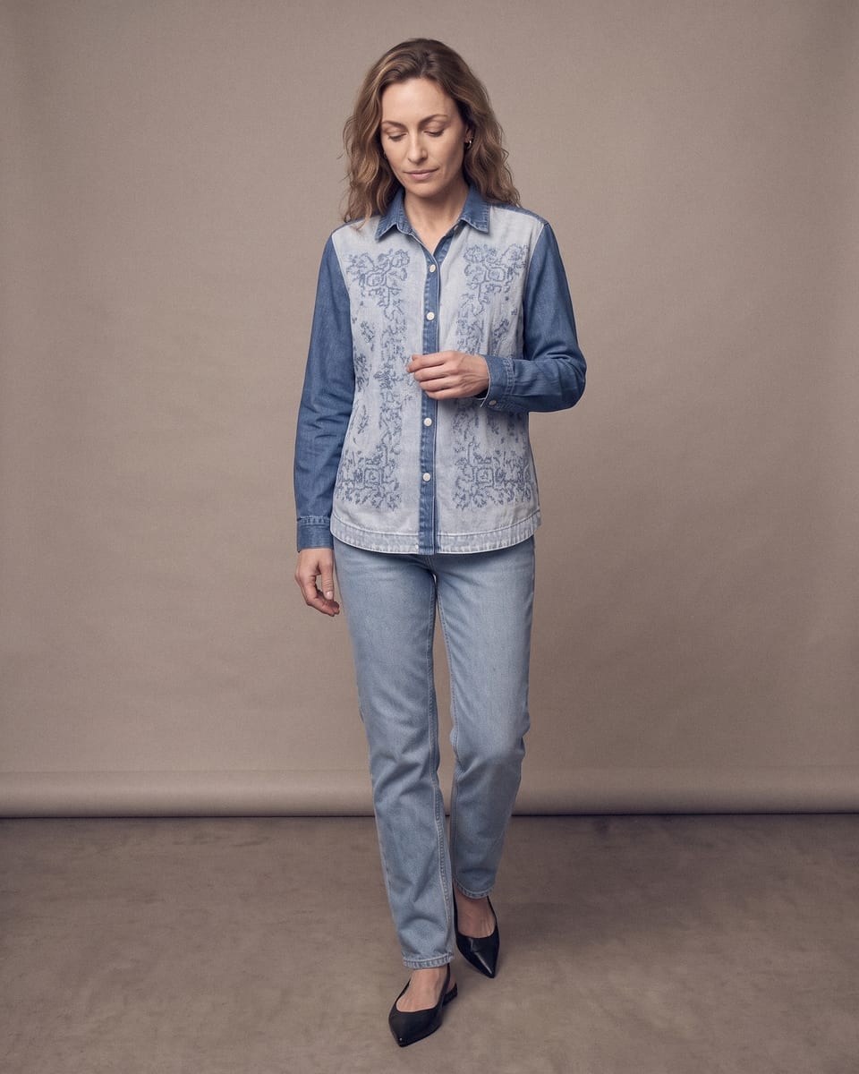 Chemise en jean brodée, bleu, portée, marche, regard vers le sol