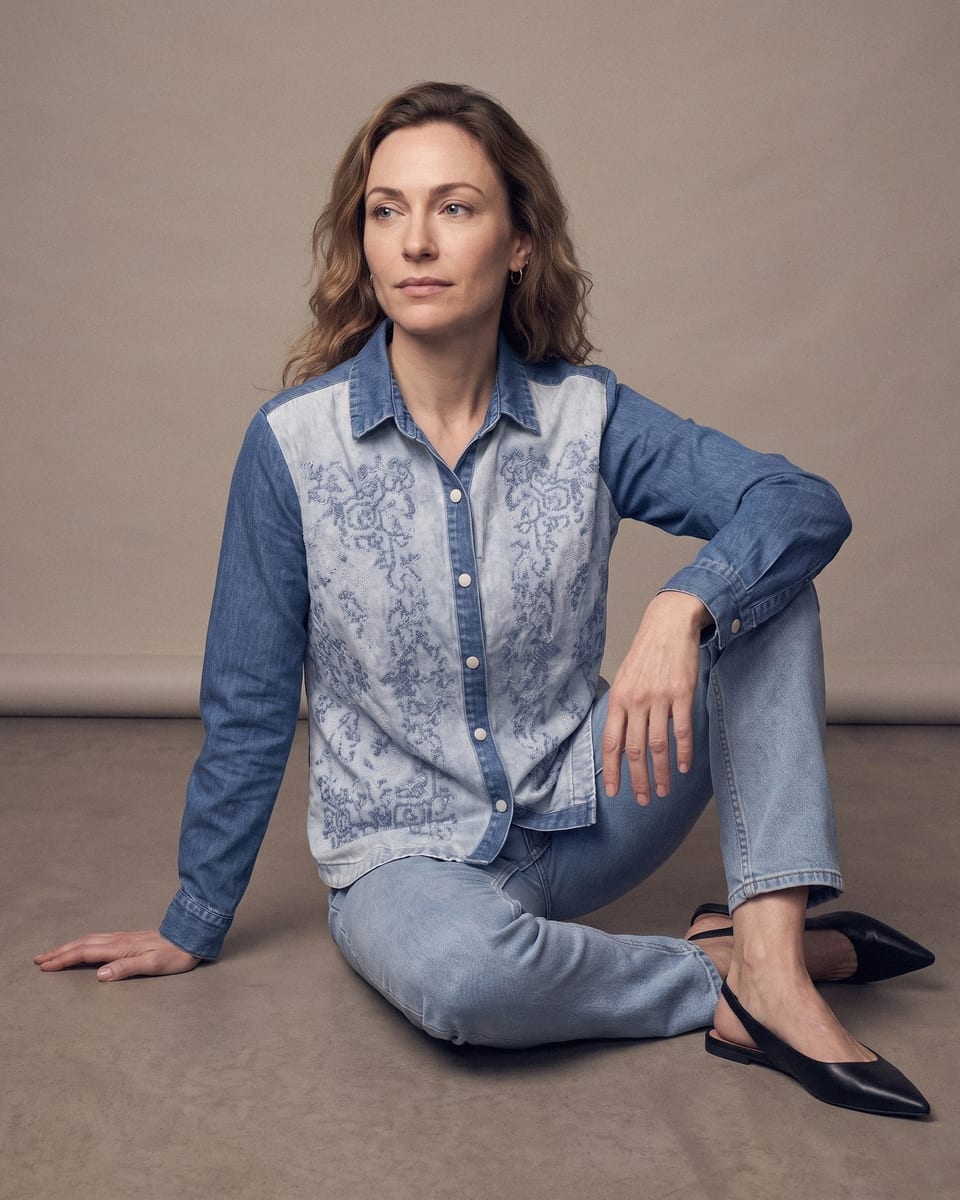 Chemise en jean brodée, bleu, portée, assise au sol