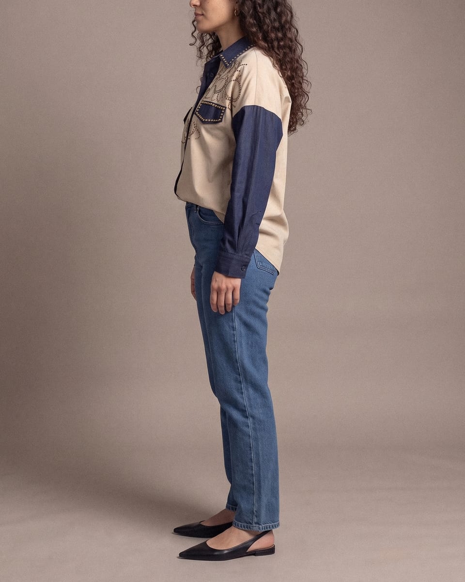 Chemise western cloutée, beige et marine, portée, profil de la taille