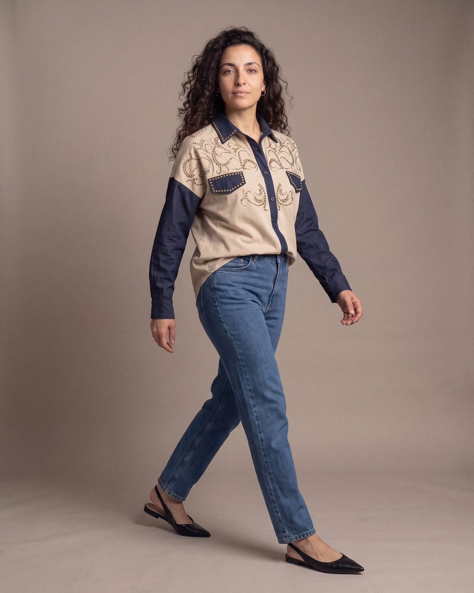 Chemise western cloutée, beige et marine, portée, marche en diagonale