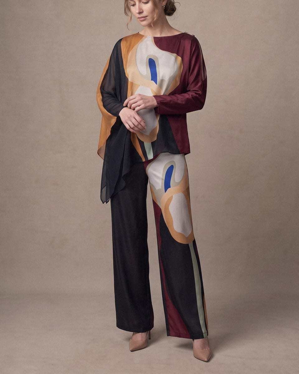 Ensemble asymétrique, imprimé abstrait, porté, poignets croisés