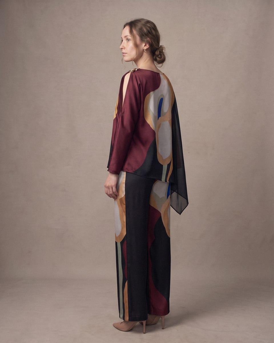 Ensemble asymétrique, imprimé abstrait, porté, trois-quarts dos, visage de profil