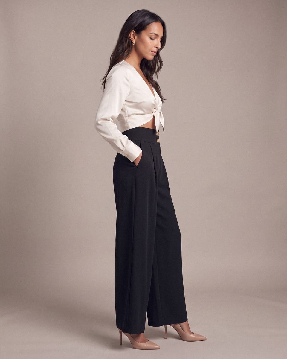 Ensemble blouse nouée, ivoire et noir, porté, profil, tête baissée