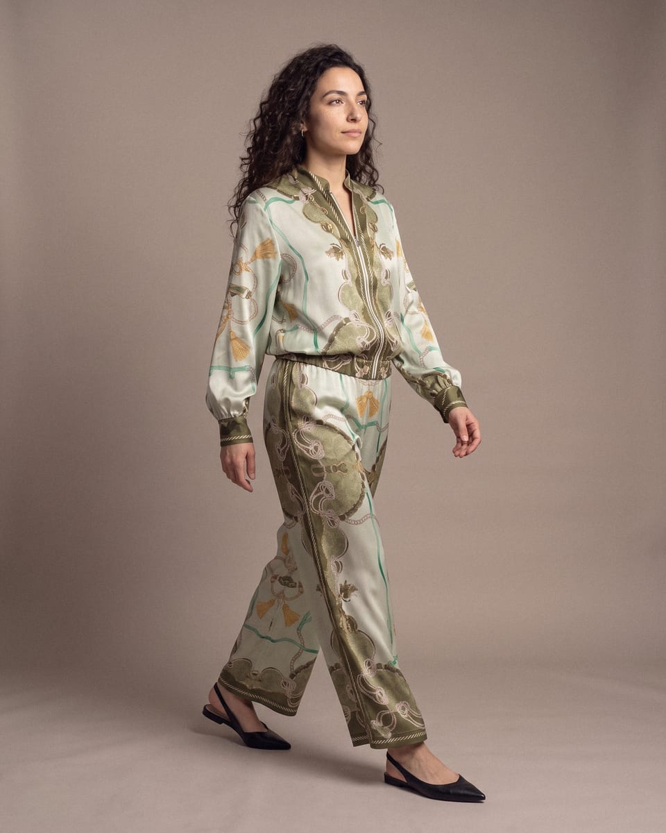 Ensemble chaînes, vert sauge, porté, marche en diagonale