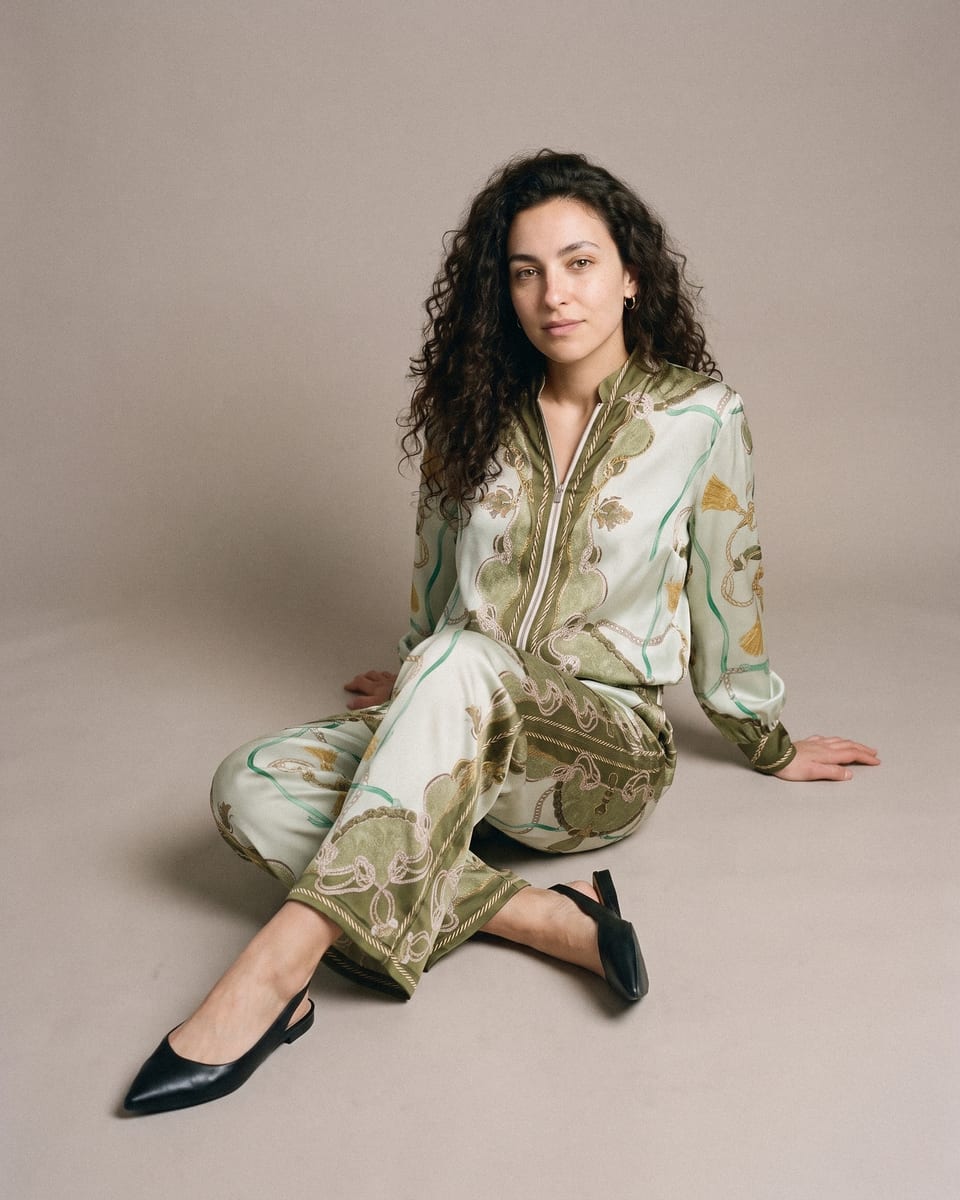 Ensemble chaînes, vert sauge, porté, assise au sol, jambes allongées