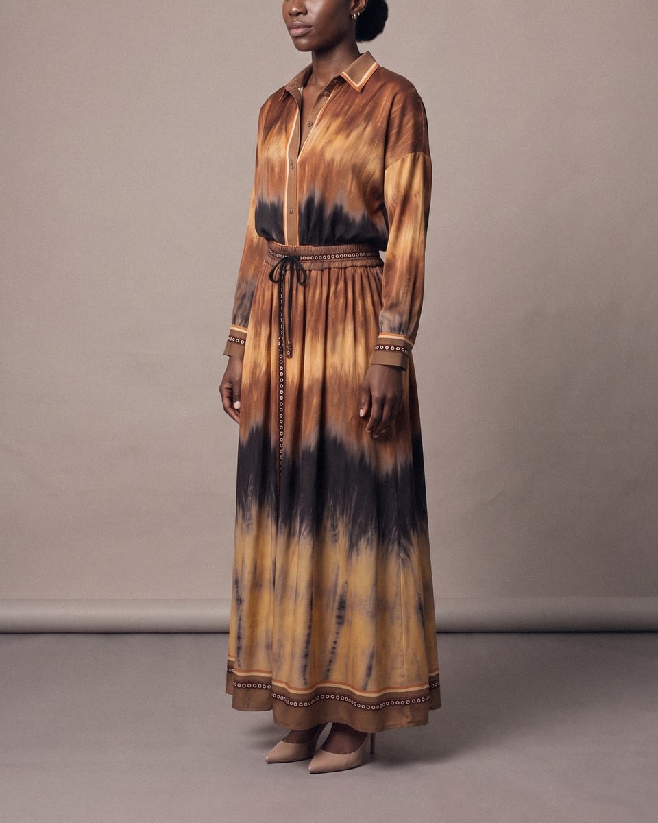 Ensemble chemise et jupe dégradé, caramel, porté, gros plan sur l'imprimé