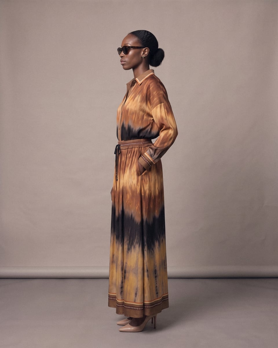 Ensemble chemise et jupe dégradé, caramel, porté, profil en pied, lunettes noires