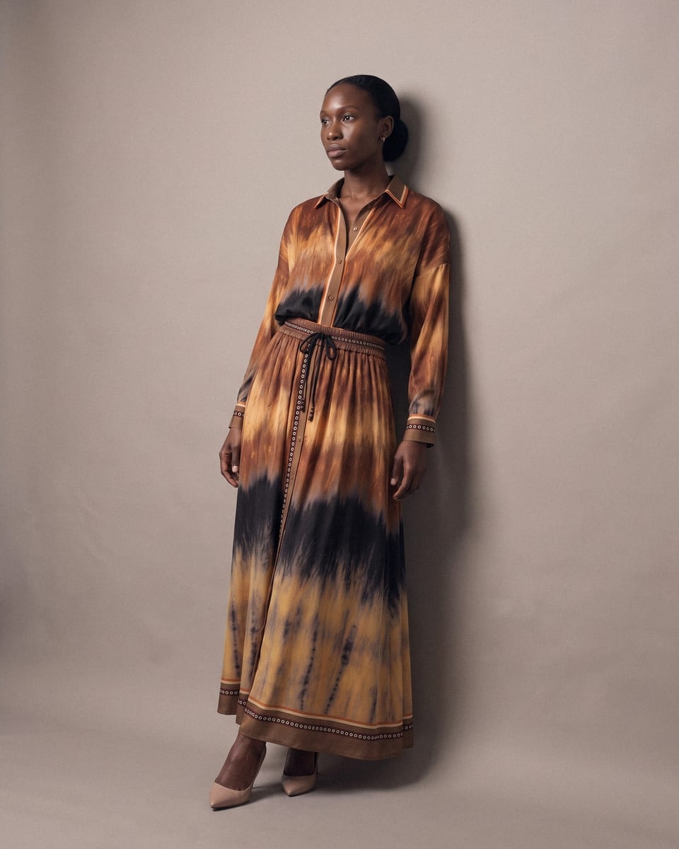 Ensemble chemise et jupe dégradé, caramel, porté, appuyée au mur, chevilles croisées