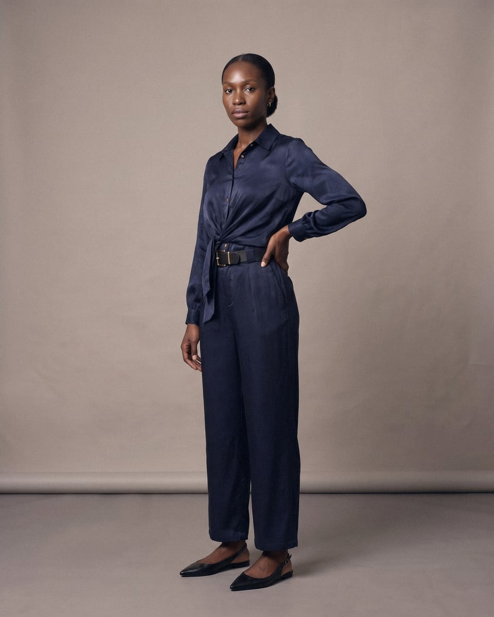 Ensemble chemise et pantalon ceinturé, bleu marine, porté, main sur la hanche