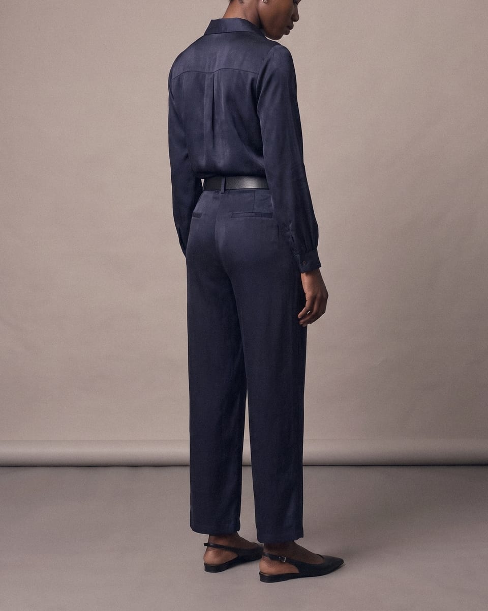 Ensemble chemise et pantalon ceinturé, bleu marine, porté, nuque et dos du col