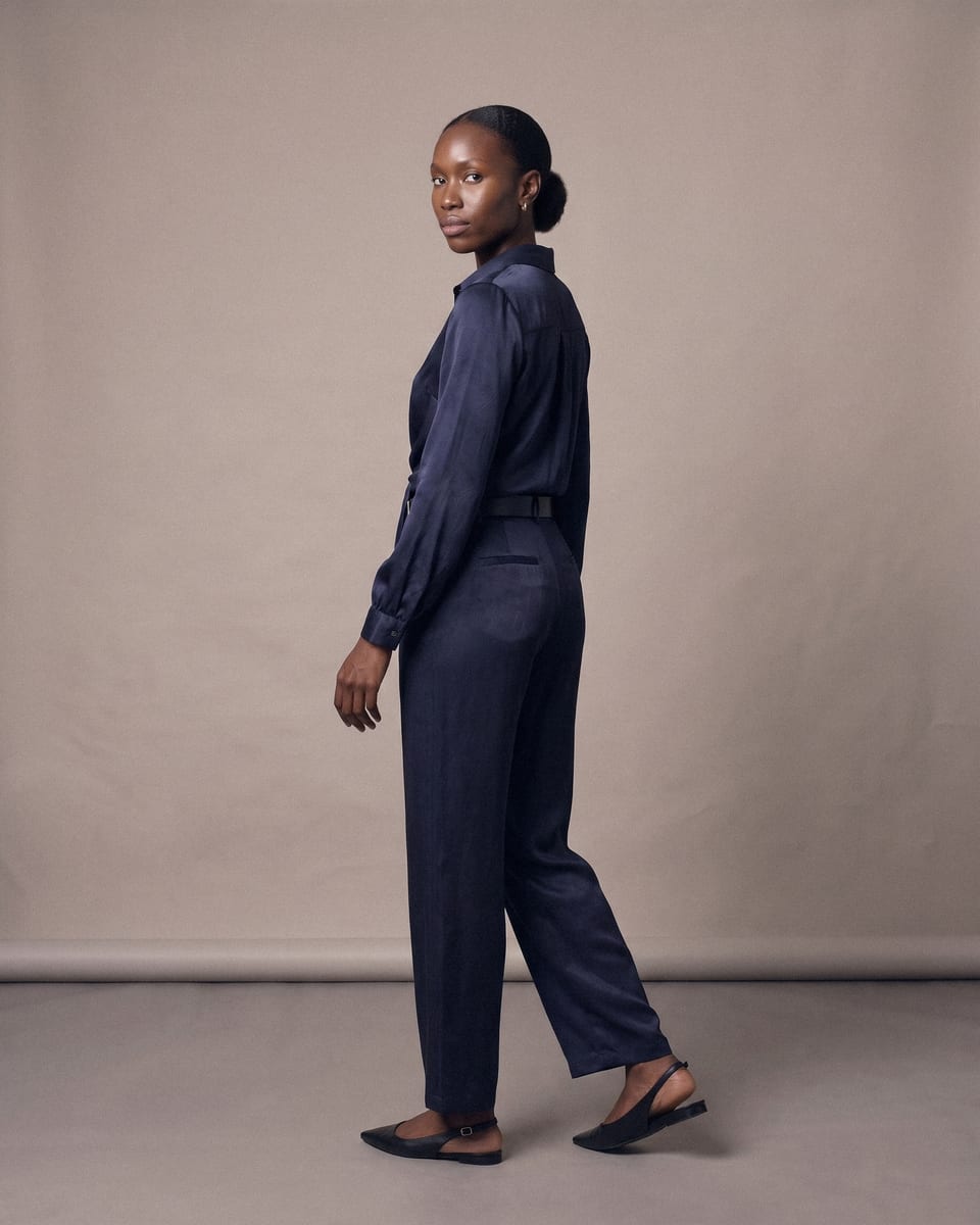 Ensemble chemise et pantalon ceinturé, bleu marine, porté, se retourne en marchant