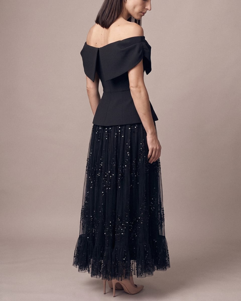 Ensemble de soirée en tulle, noir, porté, épaule, regard baissé