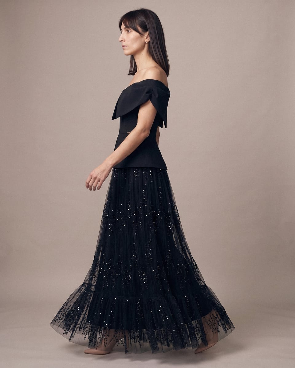 Ensemble de soirée en tulle, noir, porté, marche de profil
