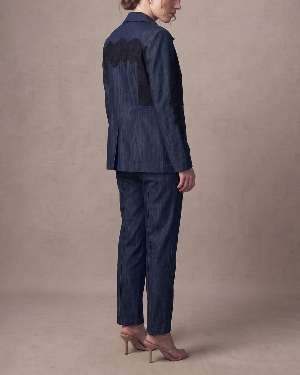 Ensemble denim brodé, bleu nuit, porté, épaule, regard baissé