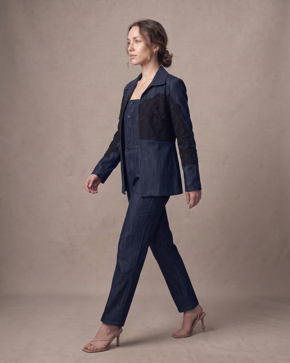 Ensemble denim brodé, bleu nuit, porté, marche de profil