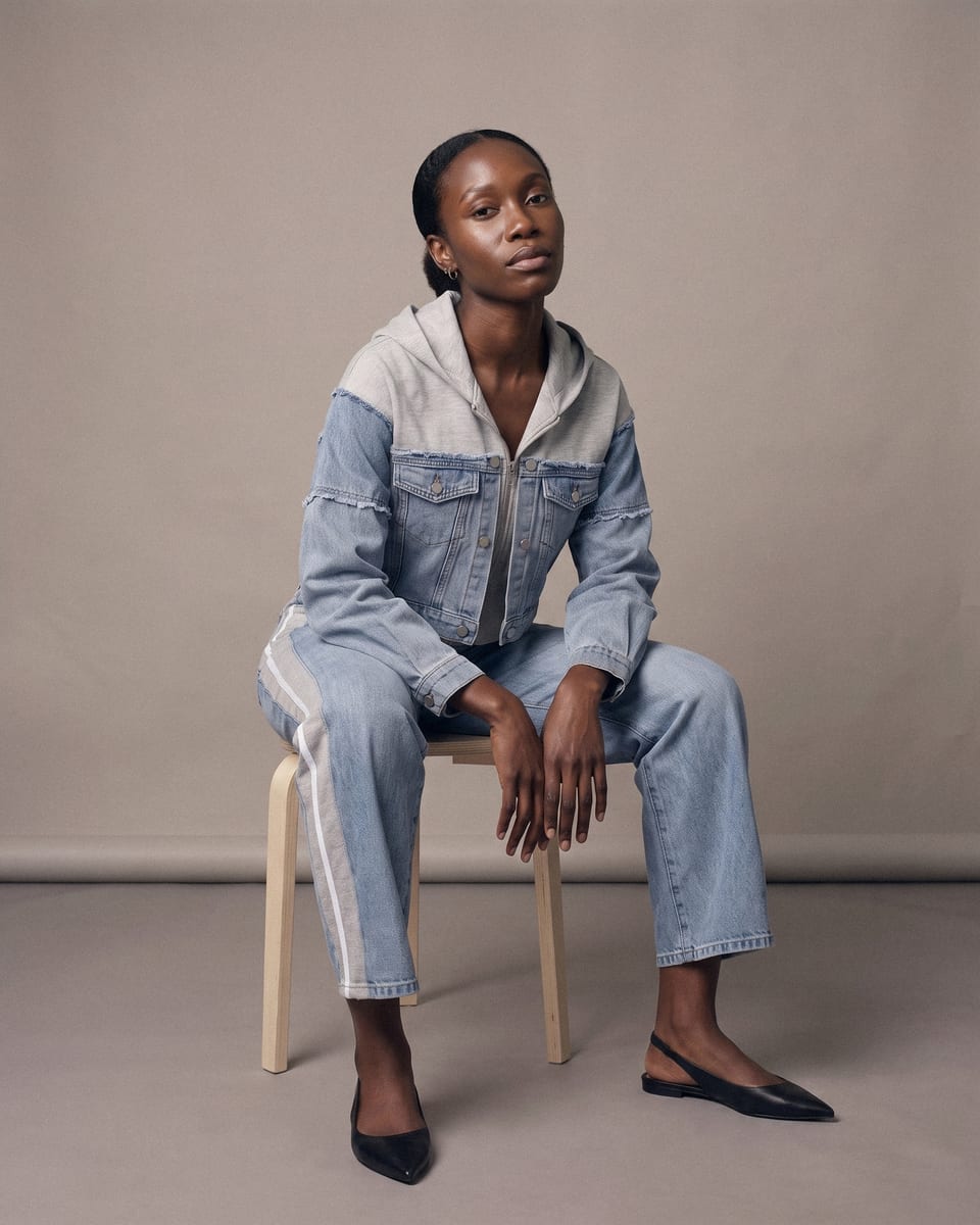 Ensemble denim et molleton, bleu ciel, porté, assise penchée en avant
