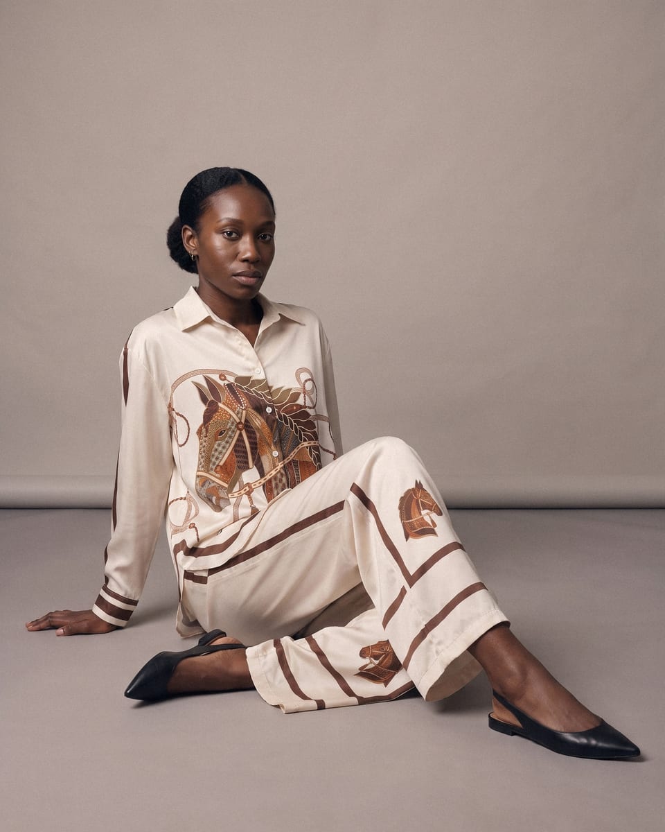 Ensemble équestre, ivoire, porté, assise au sol, jambes allongées