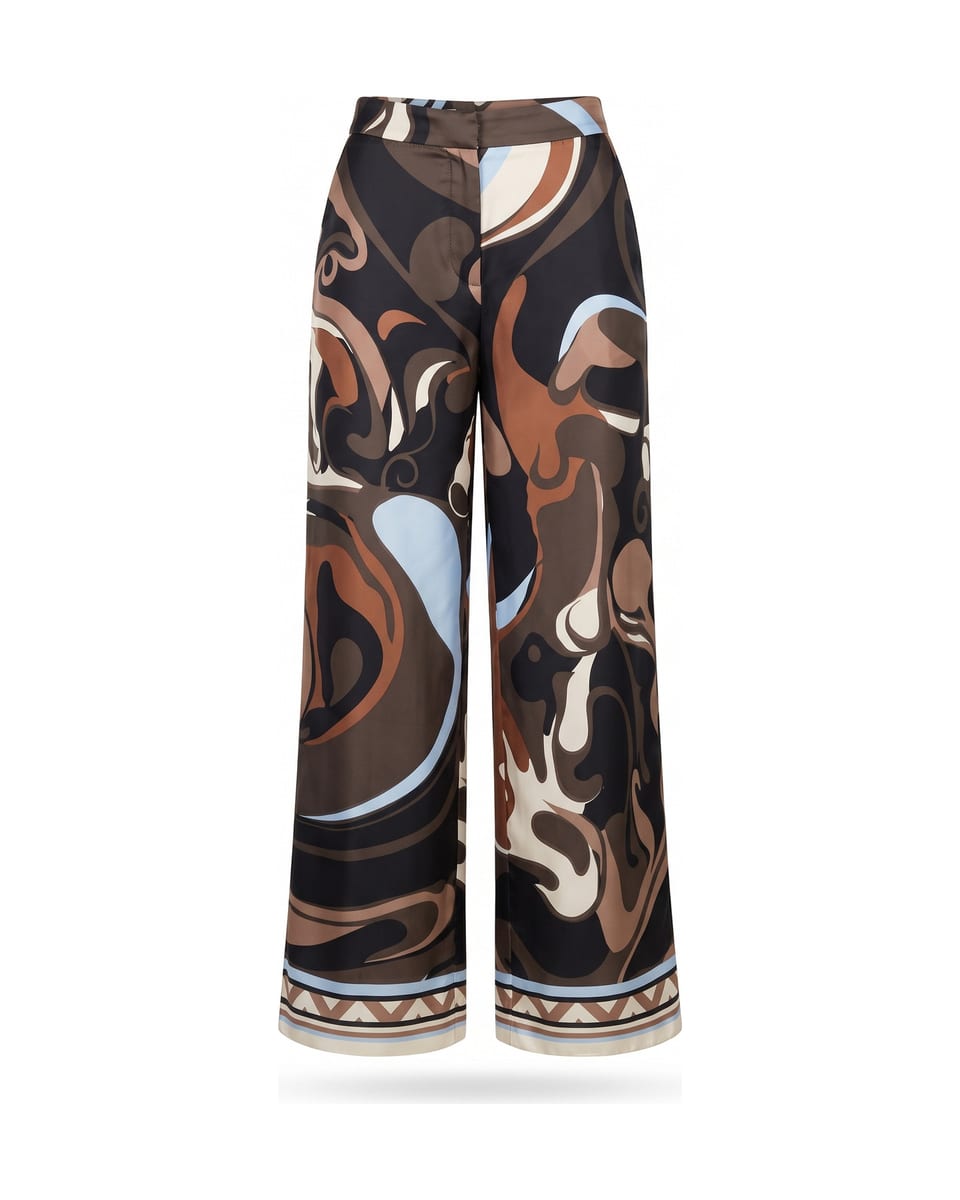 Ensemble foulard, marbre, pantalon seul sur fond blanc