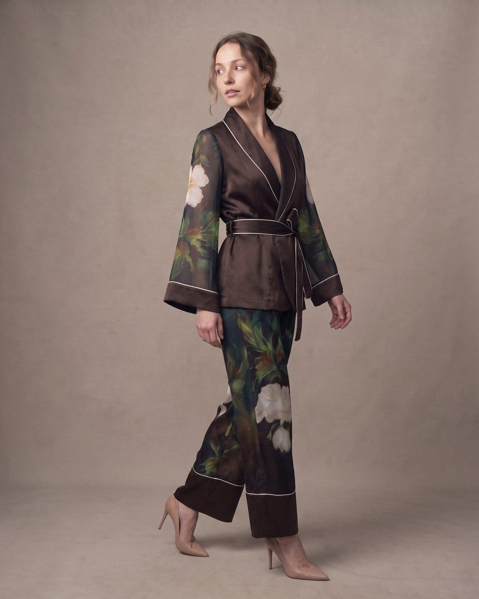 Ensemble kimono, jardin de nuit, porté, pas suspendu, regard de côté