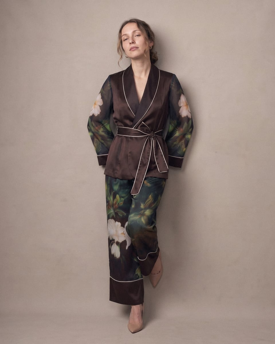 Ensemble kimono, jardin de nuit, porté, dos contre le mur, tête relevée