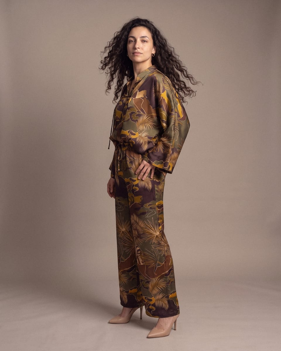 Ensemble kimono, palmes et léopard, porté, tourne la tête, cheveux en mouvement