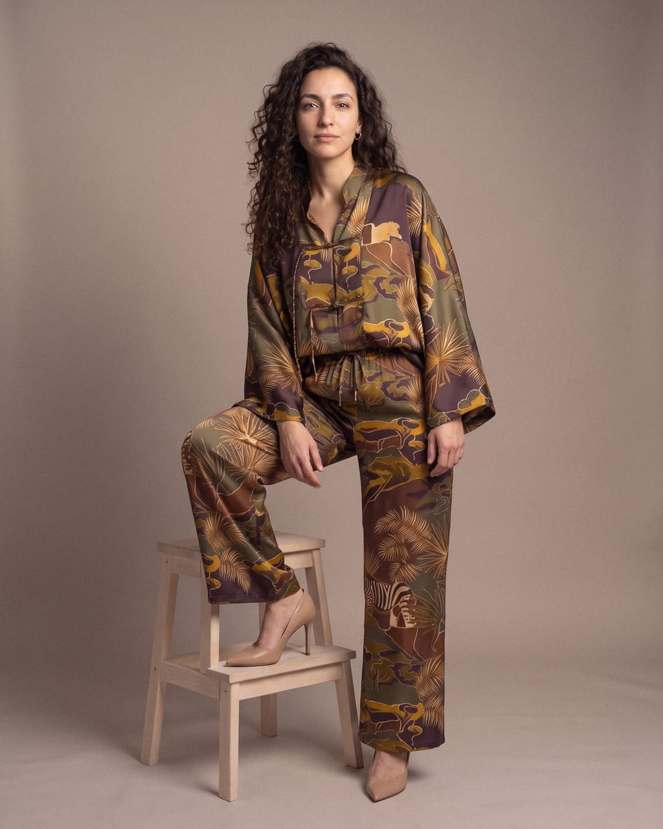 Ensemble kimono, palmes et léopard, porté, pied posé sur tabouret