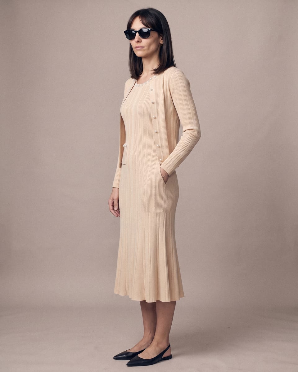 Ensemble maille côtelée, crème, porté, profil en pied, lunettes noires