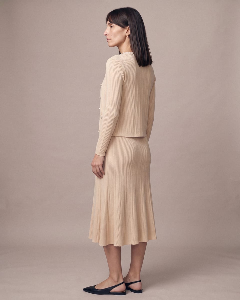 Ensemble maille côtelée, crème, porté, trois-quarts dos, visage de profil