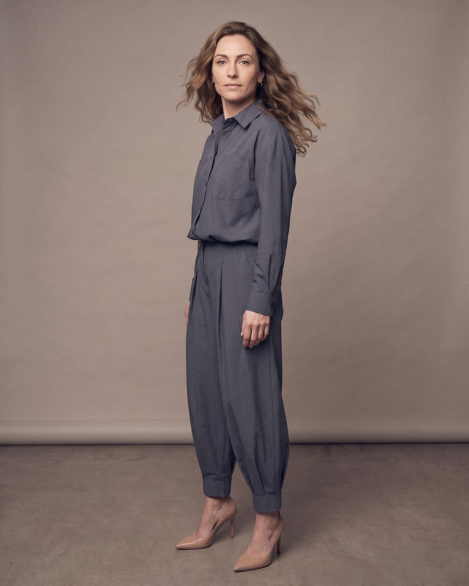 Ensemble sarouel, bleu ardoise, porté, tourne la tête, cheveux en mouvement