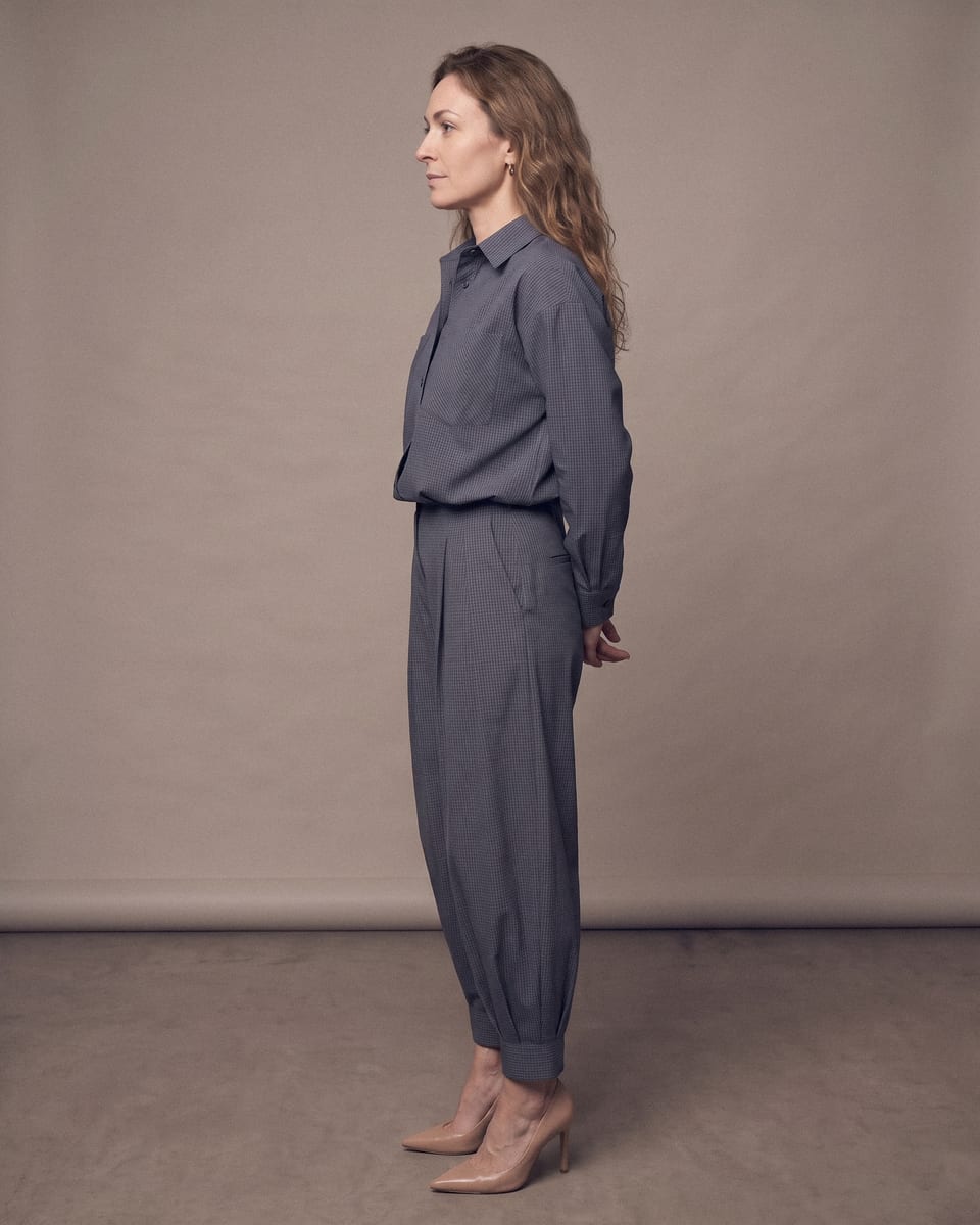 Ensemble sarouel, bleu ardoise, porté, profil, dos au mur