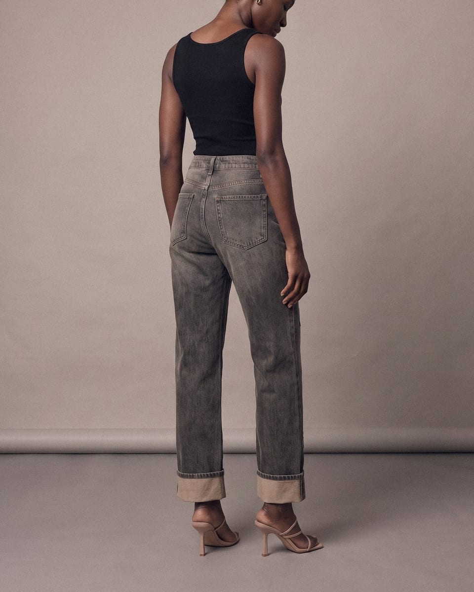 Jean large à fleurs, gris délavé, porté, nuque et dos du col