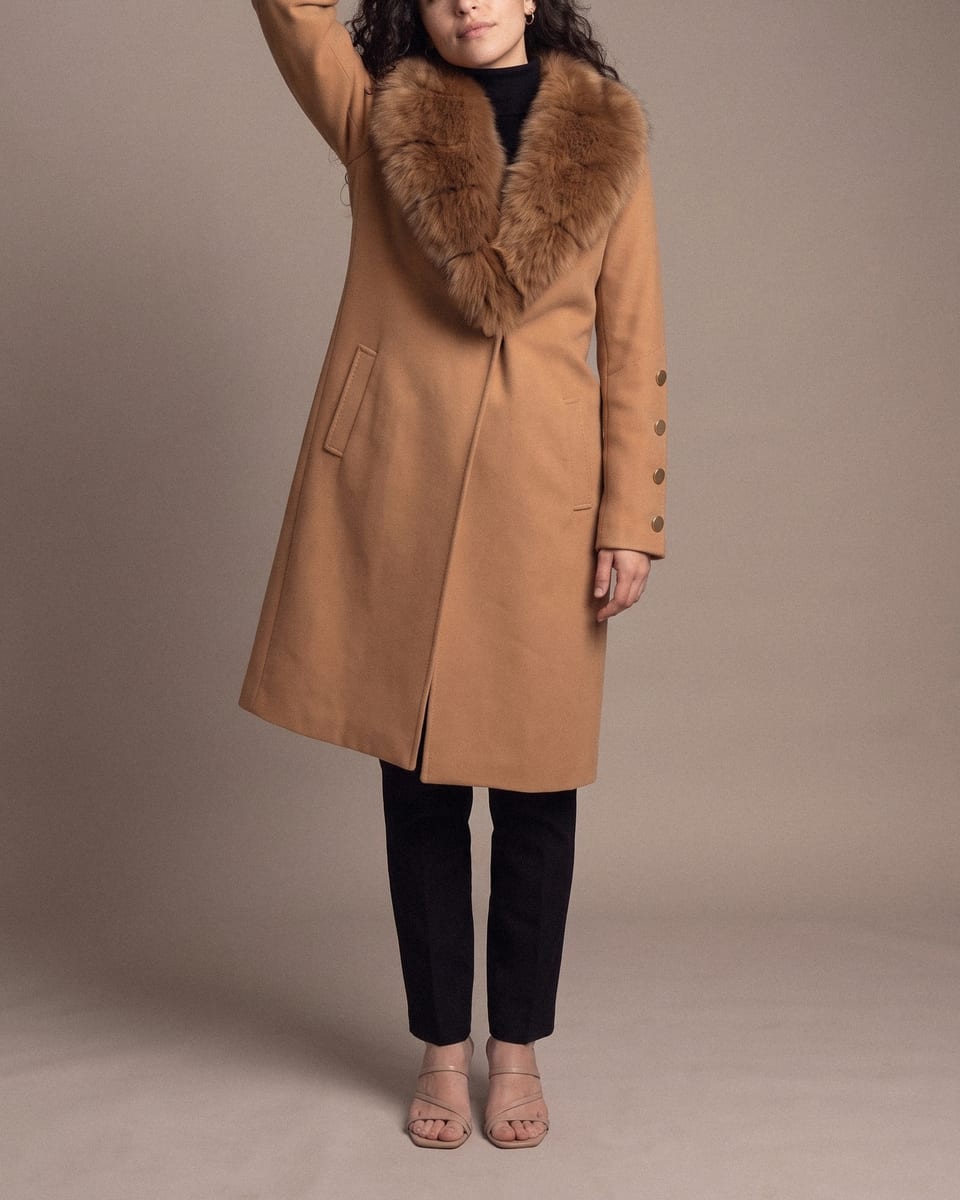 Manteau à grand col, tabac, porté, bras levé, manche