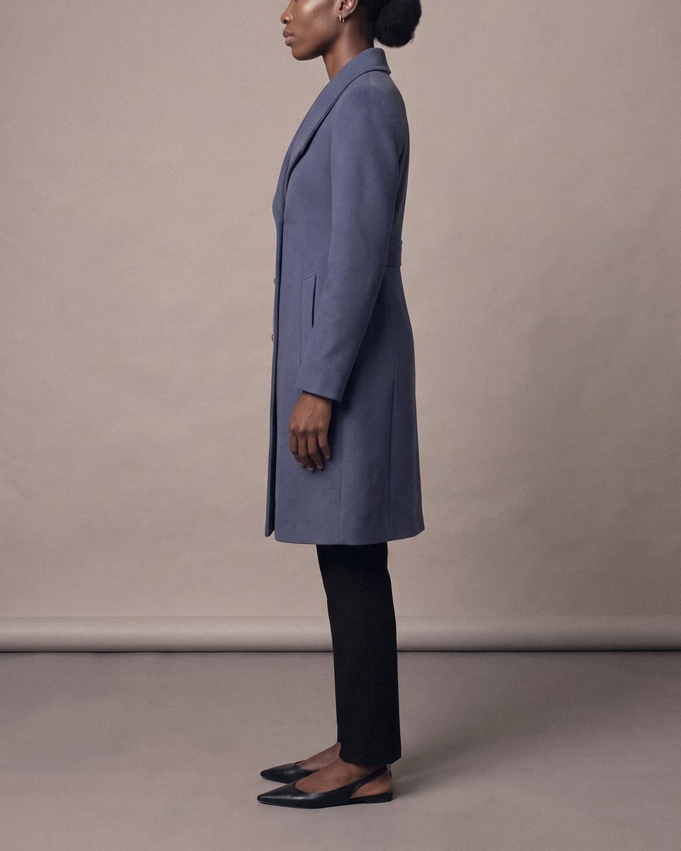 Manteau croisé ceinturé, bleu, porté, profil de la taille