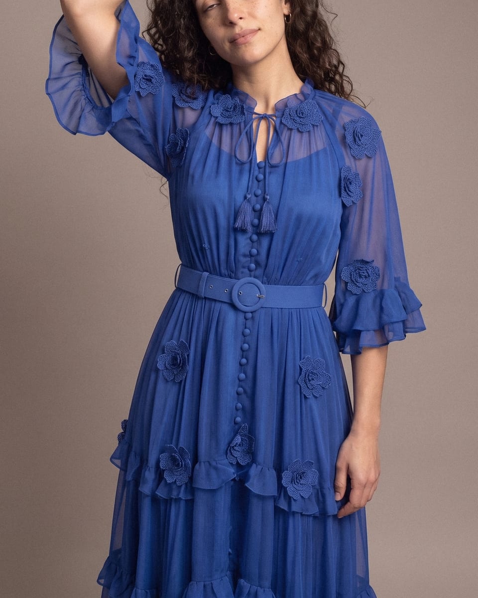 Robe à volants et fleurs, bleu roi, portée, bras levé, manche