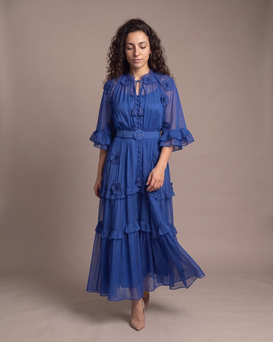 Robe à volants et fleurs, bleu roi, portée, marche, regard vers le sol