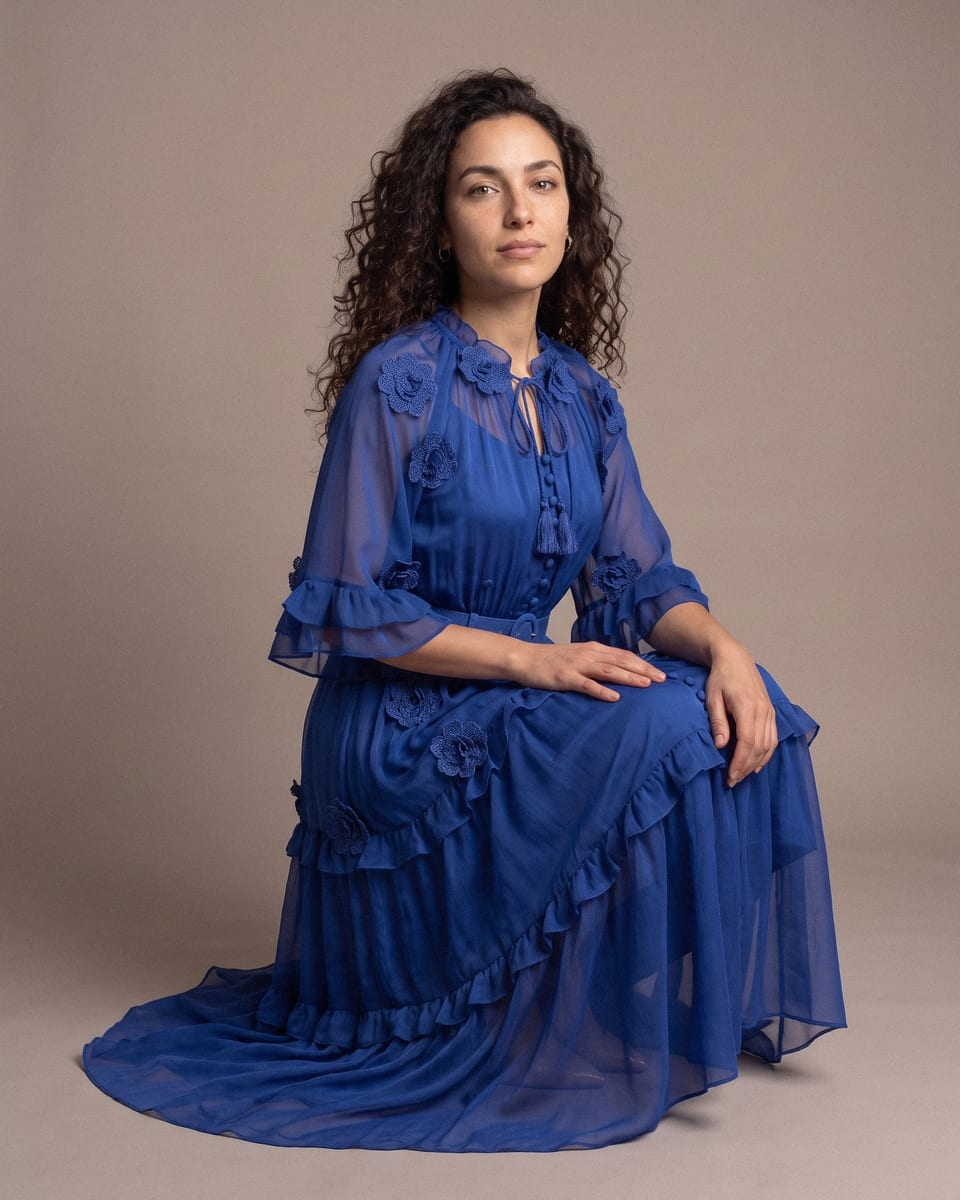 Robe à volants et fleurs, bleu roi, portée, un genou à terre