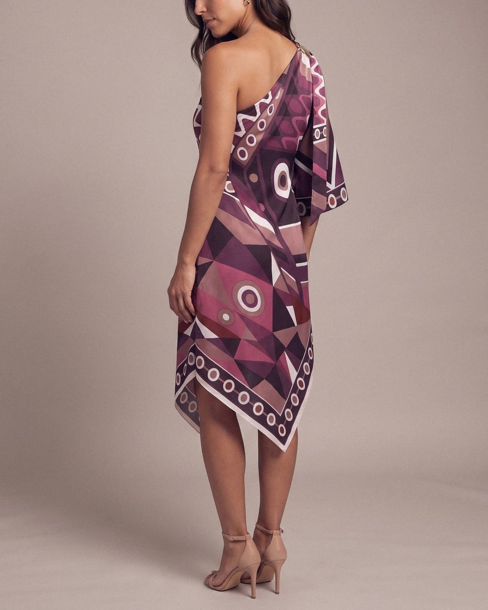 Robe asymétrique foulard, prune, portée, épaule, regard baissé