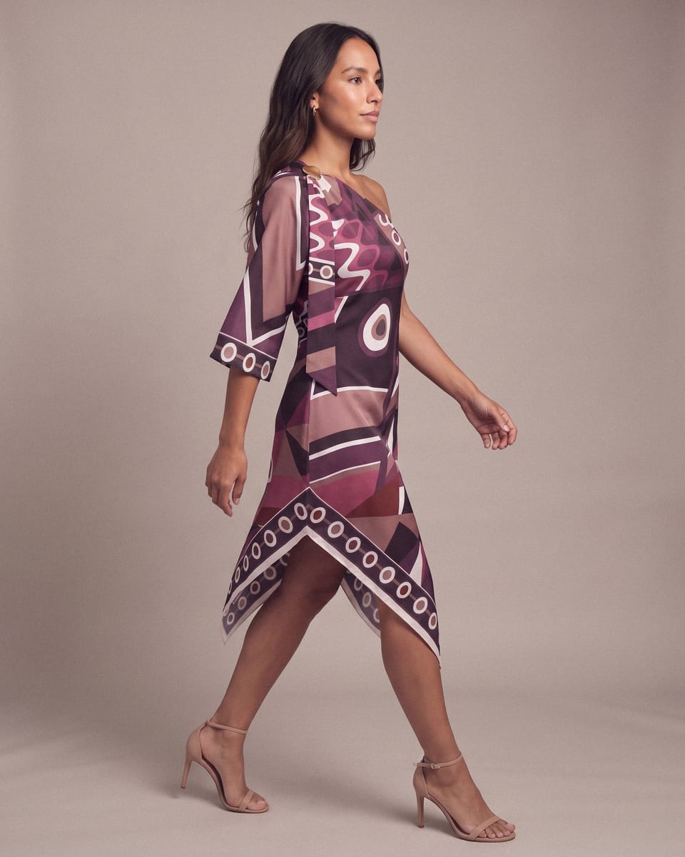 Robe asymétrique foulard, prune, portée, marche de profil