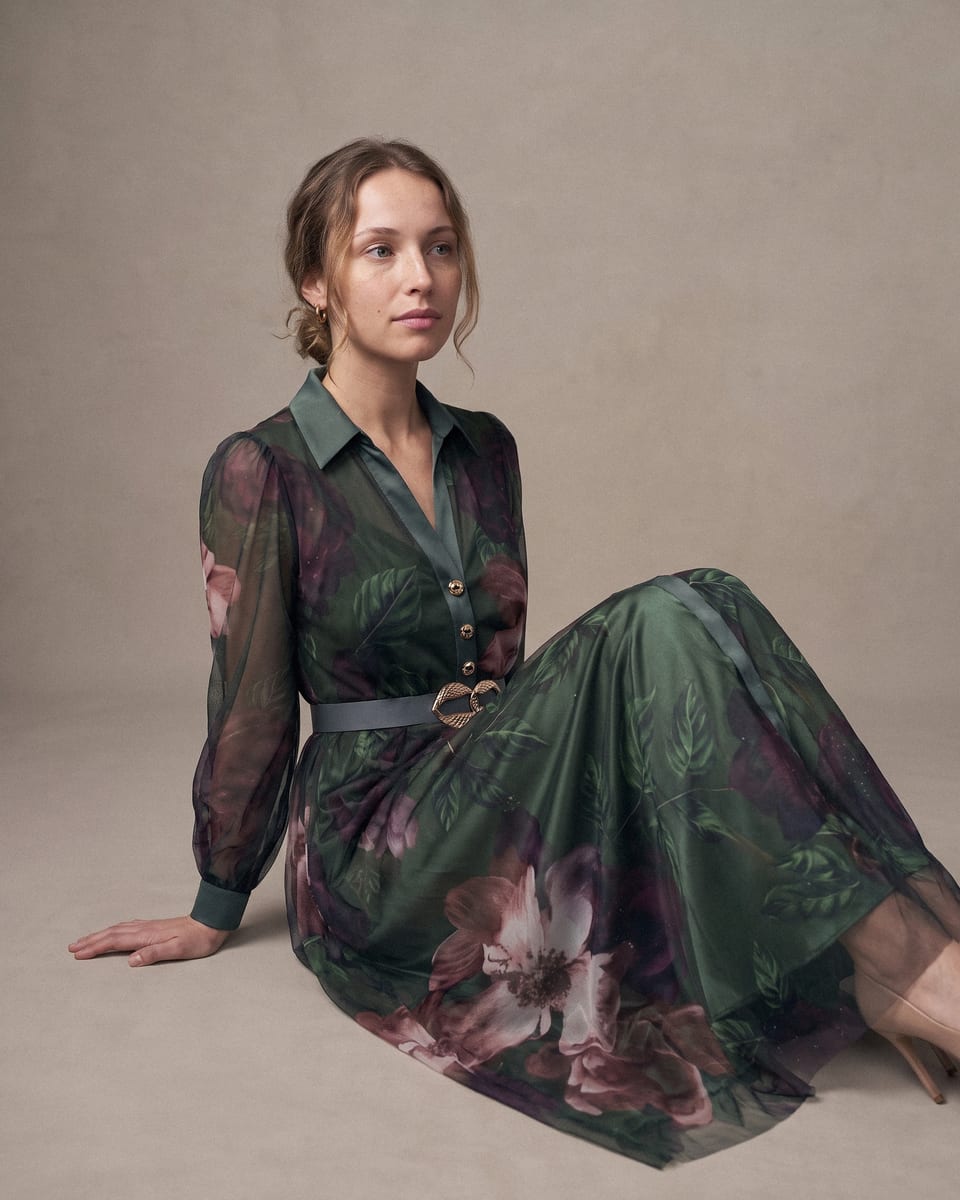Robe chemise en tulle, roses de nuit, portée, assise au sol