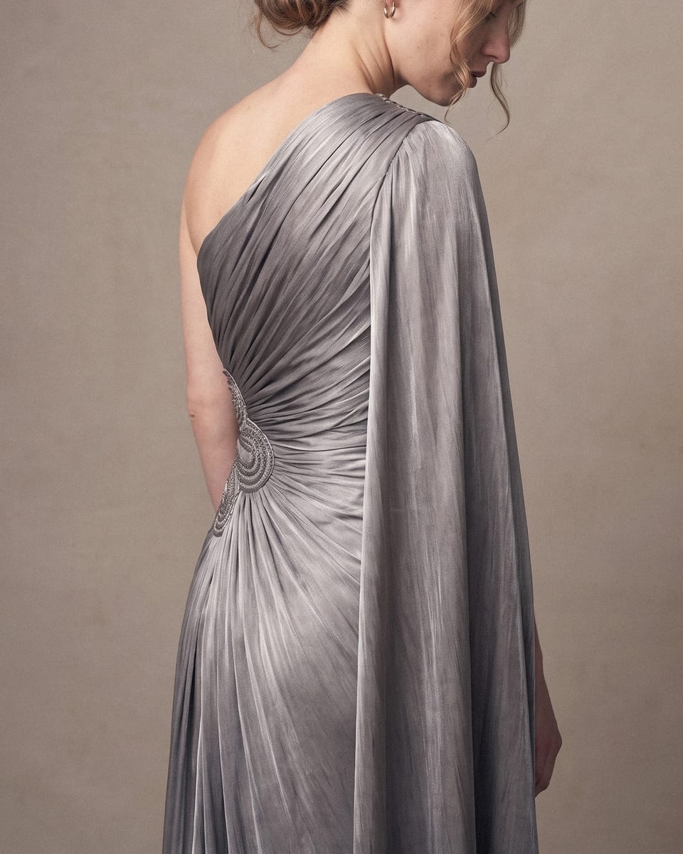 Robe drapée fendue, argent, portée, épaule, regard baissé